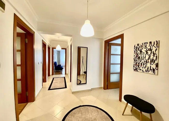 & Spacious Flat - No5 Апартаменты *